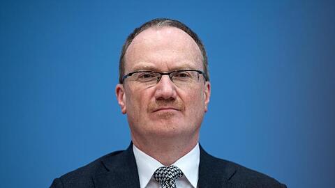 Der Chef der "Wirtschaftweisen", Lars P. Feld, hat die Bundesregierung dazu aufgefordert, beim geplanten Konjunkturprogramm Maß zu halten.