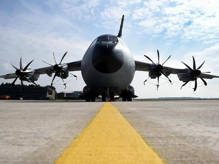 Der Militärtransporter A400M steht auf einem Militärflugplatz. Foto: Holger Hollemann/dpa/Archivbild