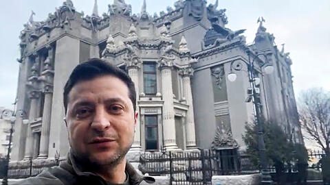 Videostandbild: Wolodymyr Selenskyj, Präsident der Ukraine, spricht über sein Smartphone im Zentrum von Kiew zur Nation.