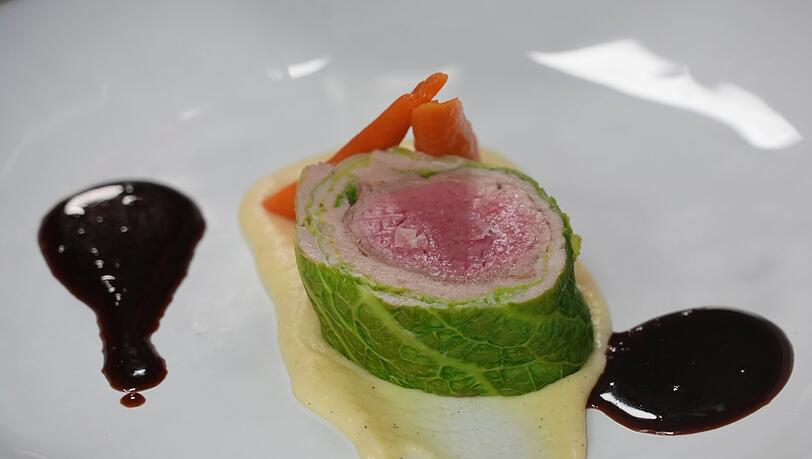 Vierter Gang: Kalbsfilet mit Wirsing, Paprika-Gel und Kartoffel-Krokant-Mousseline, Rotweinjus