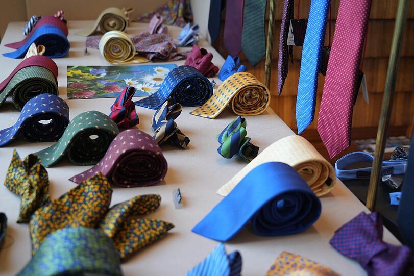 Eine bunte Auswahl: Krawatten, Fliegen, Einstecktücher und Krawattenschals hat Elisabeth Maier liebevoll im Schaufenster drapiert.