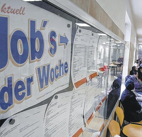 Pinnwand mit Jobangeboten in der Arbeitsagentur: &bdquo;Brutaler und gleichzeitiger weltweiter Abschwung&ldquo;. Foto: AP