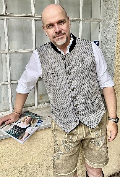 Trachten-Profi Oliver Rauh ist auch Co-Chefredakteur des "Fesch"-Magazins. Er hat schon mit Stars wie Pop-Künstlerin Lady Gaga, Sänger Marco Mengoni sowie Sänger Wincent Weiss gestylt und fotografiert.