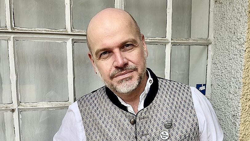 Trachten-Profi Oliver Rauh ist auch Co-Chefredakteur des "Fesch"-Magazins. Er hat schon mit Stars wie Pop-Künstlerin Lady Gaga, Sänger Marco Mengoni sowie Sänger Wincent Weiss gestylt und fotografiert.