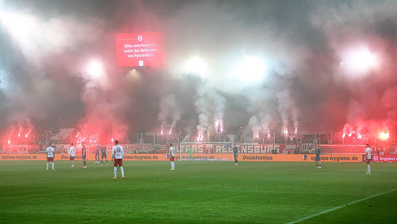 Heißblütig und emotional – diese Attribute durfte man getrost den Jahn-Fans und -Spielern zuschreiben, aber wahrlich nicht den Löwen. Heißblütig und emotional – diese Attribute durfte man getrost den Jahn-Fans und -Spielern zuschreiben, aber wahrlich nicht den Löwen.