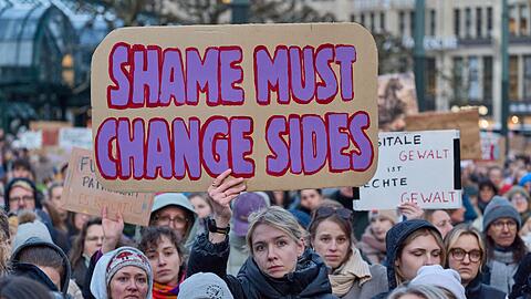 Der Satz "Die Scham muss die Seiten wechseln" stammt von der Franz&ouml;sin Gis&egrave;le Pelicot. (Archivbild)