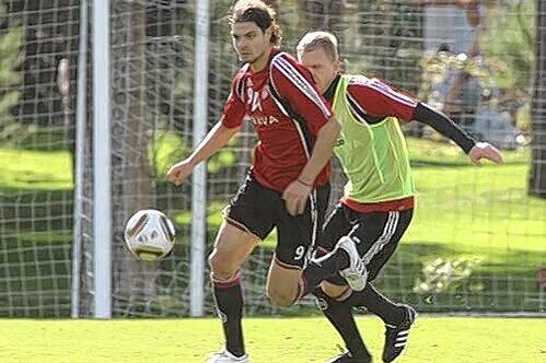 Neu motiviert und voller Tatendrang: Angelos Charisteas, hier verfolgt von Andreas Wolf, im Trainingslager in Belek.