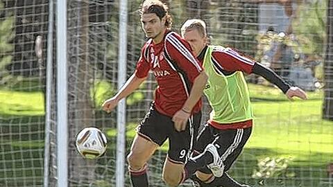 Neu motiviert und voller Tatendrang: Angelos Charisteas, hier verfolgt von Andreas Wolf, im Trainingslager in Belek.