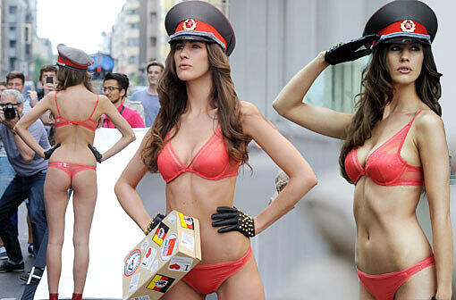 HEIßE POSEN AM CHECKPOINT: Model Anna verzaubert bei einem Dessous-Shooting in Berlin den historischen Checkpoint Charlie zum Laufsteg