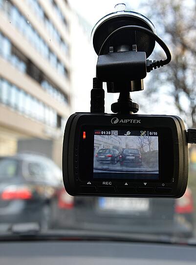 Eine sogenannte Dash-Cam, befestigt an der Windschutzschreibe,  filmt in München den Verkehr aus einem Auto. Die Unfallkameras zeichnen alles auf - vom Rotlichtverstoß über genommene Vorfahrten bis zu aggressiven Dränglern.
