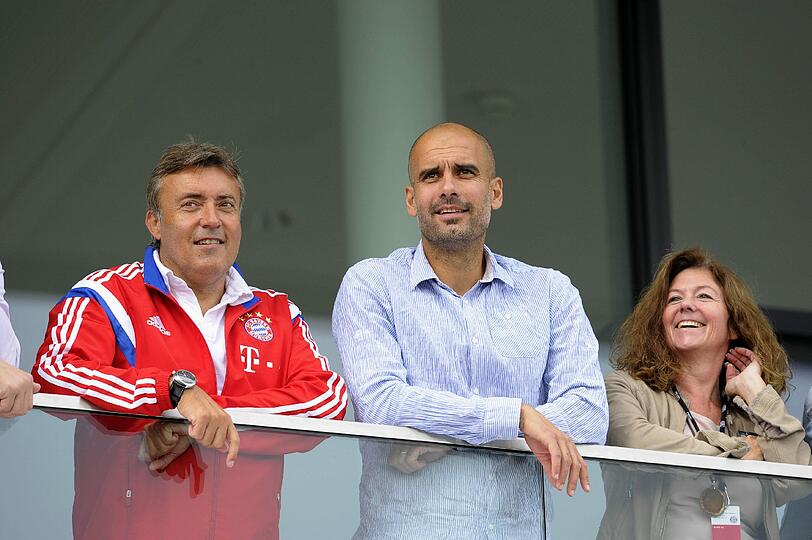Die Bayern-Stars mit ihren neuen Dienstwagen.