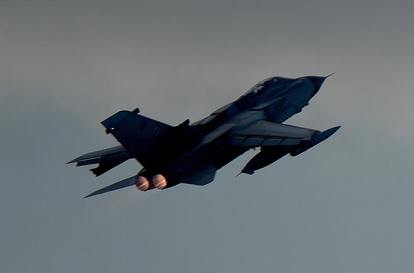 Ein Kampfflugzeug vom Typ "Tornado" des Taktischen Luftwaffengeschwaders 51 "Immelmann" der Luftwaffe der Bundeswehr startet vom Fliegerhorst in Jagel (Schleswig-Holstein).
