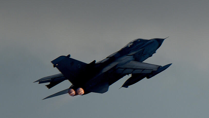 Ein Kampfflugzeug vom Typ "Tornado" des Taktischen Luftwaffengeschwaders 51 "Immelmann" der Luftwaffe der Bundeswehr startet vom Fliegerhorst in Jagel (Schleswig-Holstein). Ein Kampfflugzeug vom Typ "Tornado" des Taktischen Luftwaffengeschwaders 51 "Immelmann" der Luftwaffe der Bundeswehr startet vom Fliegerhorst in Jagel (Schleswig-Holstein).