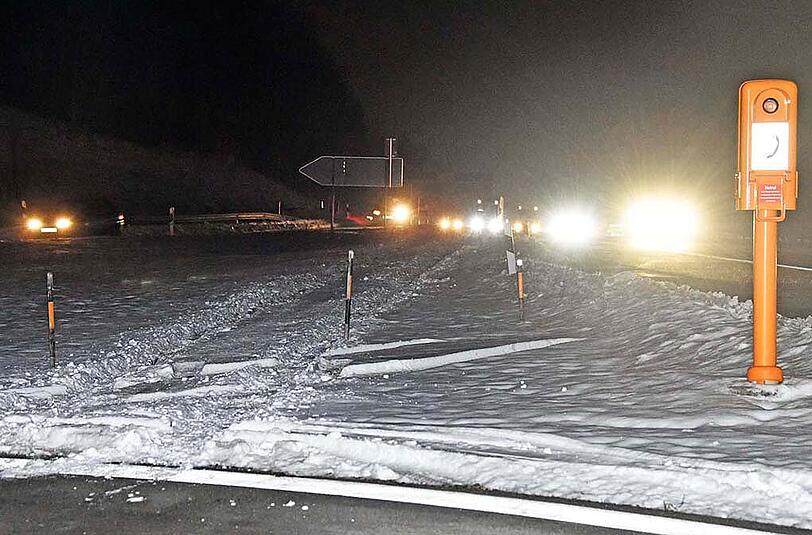 Der Wagen prallte nach 120 Metern außer Kontrolle gegen einen Baum, der durch die Wucht des Aufpralls entwurzelt wurde. Die drei Insassen hatten Glück und erlitten nur leichte Verletzungen. Im Einsatz waren die Feuerwehren Holzkirchen und Weyarn.