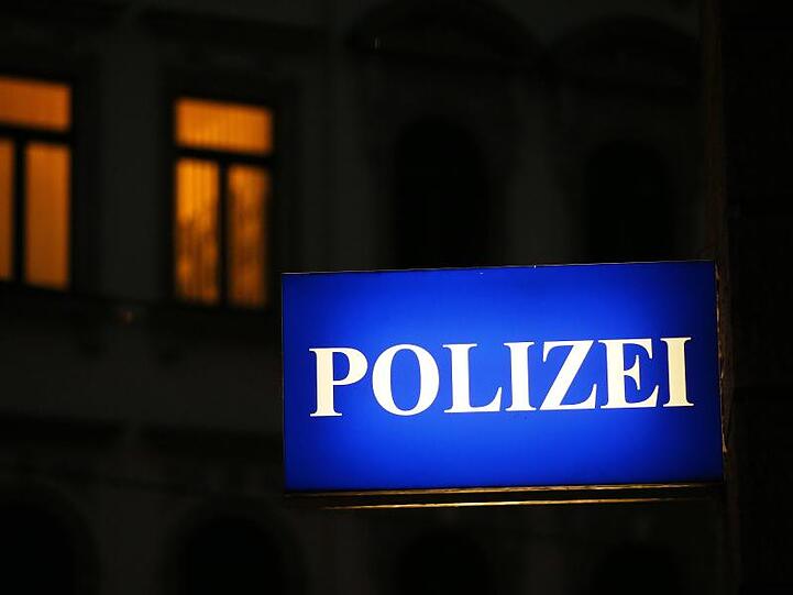 Ein Schild "Polizei" ist zu sehen. Foto: Jan Woitas/Archivbild