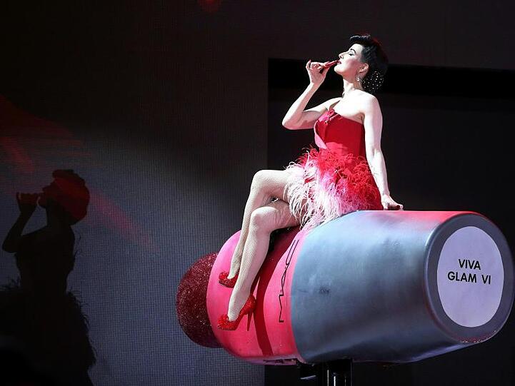 Dita Von Teese sorgt für Burlesque-Glamour.
