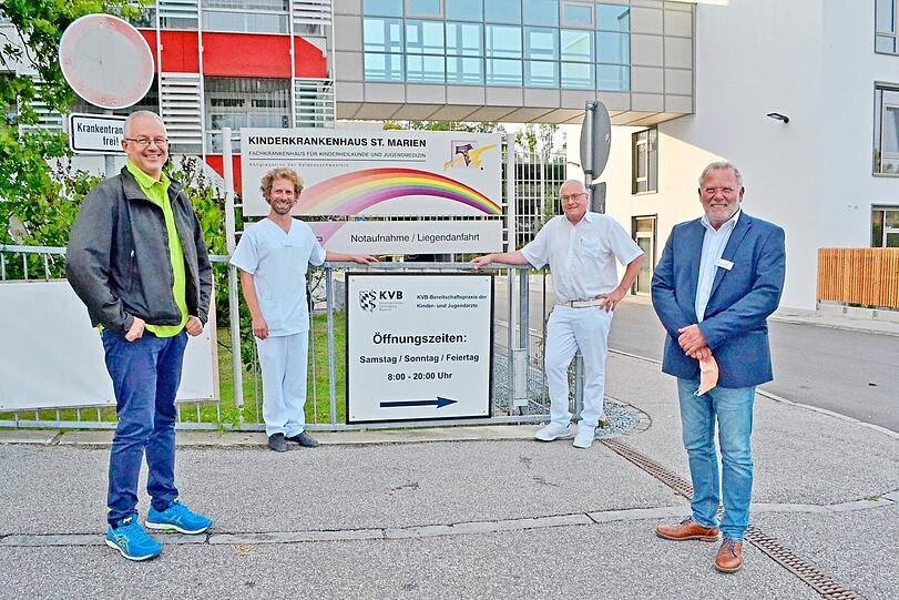 Obmann der kinderärztlichen Bereitschaftsdienstgruppe Matthias Hartig (von links), Oberarzt am Kinderkrankenhaus Sebastian Riedhammer, Ärztlicher Direktor Reinhard Herterich sowie der Geschäftsführer Bernhard Brand fiebern dem Start der KVB-Praxis in wenigen Tagen entgegen.