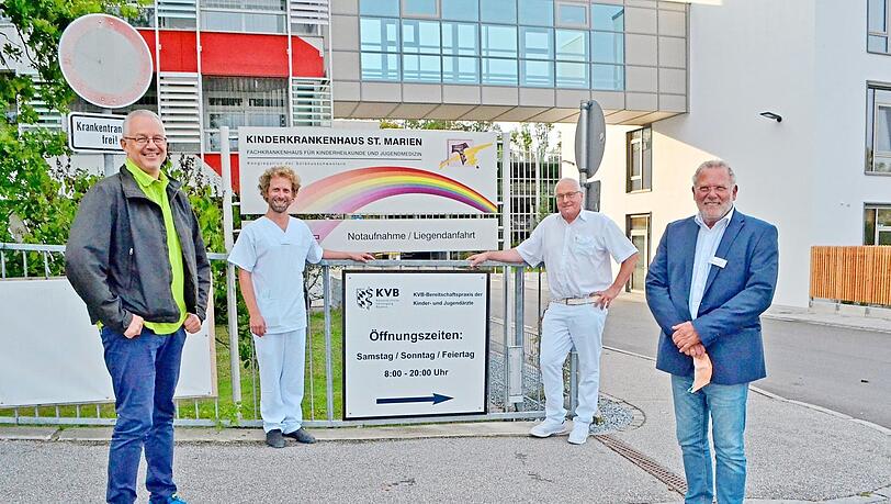 Obmann der kinderärztlichen Bereitschaftsdienstgruppe Matthias Hartig (von links), Oberarzt am Kinderkrankenhaus Sebastian Riedhammer, Ärztlicher Direktor Reinhard Herterich sowie der Geschäftsführer Bernhard Brand fiebern dem Start der KVB-Praxis in wenigen Tagen entgegen. Obmann der kinderärztlichen Bereitschaftsdienstgruppe Matthias Hartig (von links), Oberarzt am Kinderkrankenhaus Sebastian Riedhammer, Ärztlicher Direktor Reinhard Herterich sowie der Geschäftsführer Bernhard Brand fiebern dem Start der KVB-Praxis in wenigen Tagen entgegen.