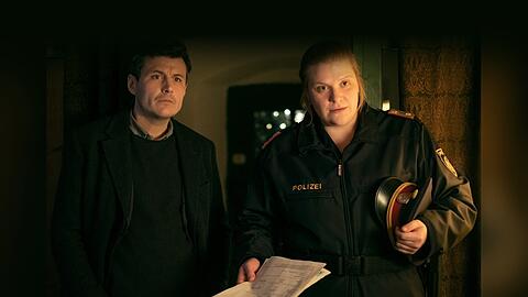"Landkrimi: Flammenmädchen": Martin Merana (Manuel Rubey) und Franziska Heilmayr (Stefanie Reinsperger) erwarten eine Erklärung.