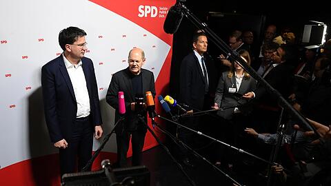 Olaf Scholz (M) und der SPD-Spitzenkandidat für die Landtagswahl 2023, Florian von Brunn (l), geben im Oktober 2022 ein Pressestatement.