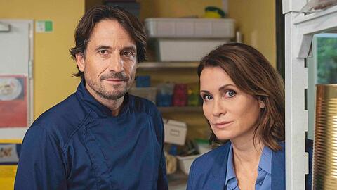 "Schule am Meer - Familienbande": Erik (Oliver Mommsen) und Katharina (Anja Kling) sind entschlossen, die Gastronomieklasse zu retten.