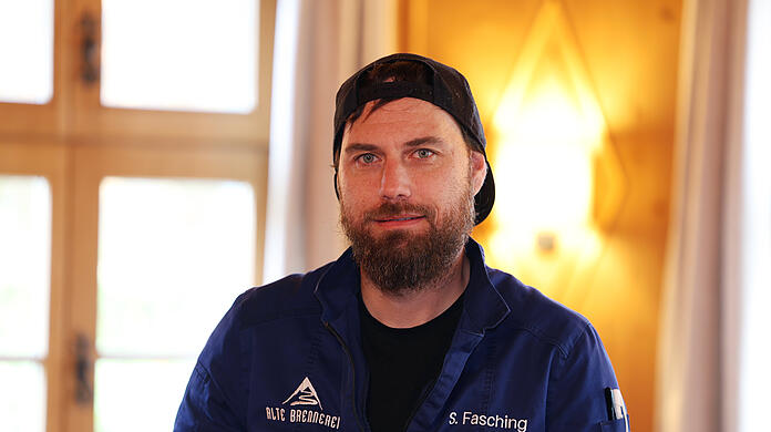 Sebastian Fasching in der Alten Brennerei. Er hat seine Kochlehre mit Anfang 30 erst ziemlich spät gemacht. Dafür weiß er heute ganz genau, was er will. Kochen mit dem, was vor der Haustüre wächst.
