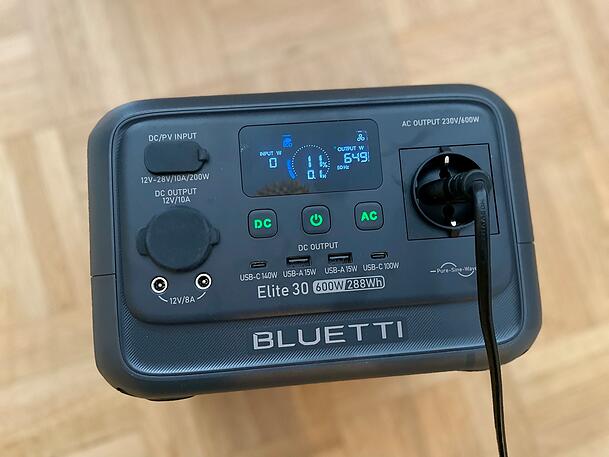 Man kann sogar den 700 Watt Staubsauger anschließen, auch wenn das im wahrsten Sinne die Bluetti leersaugt