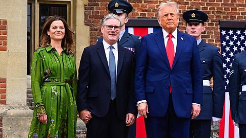 Donald Trump (r.) traf am Donnerstag den britischen Premier Kir Starmer und dessen Ehefrau Victoria.