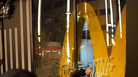Auch eine Filiale einer US-Schnellimbisskette wurde in Barcelona bei den anti-israelischen Ausschreitungen angegriffen.