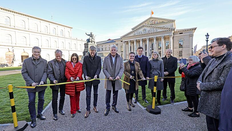 Wiedereröffnung des neugestalteten Max-Joseph-Platzes mit (v.l.) Mobilitätsreferent Georg Dunkel, Professor Mathias Pfeil (Generalkonservator des Bayerischen Landesamts für Denkmalpflege), Stadtbaurätin Professorin Dr. (Univ. Florenz) Elisabeth Merk, Bürgermeister Dominik Krause, Oberbürgermeister Dieter Reiter und Baureferentin Dr.-Ing. Jeanne-Marie Ehbauer. Wiedereröffnung des neugestalteten Max-Joseph-Platzes mit (v.l.) Mobilitätsreferent Georg Dunkel, Professor Mathias Pfeil (Generalkonservator des Bayerischen Landesamts für Denkmalpflege), Stadtbaurätin Professorin Dr. (Univ. Florenz) Elisabeth Merk, Bürgermeister Dominik Krause, Oberbürgermeister Dieter Reiter und Baureferentin Dr.-Ing. Jeanne-Marie Ehbauer.