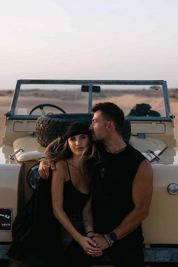 Vanessa Teske und ihr Freund beim Fotoshooting in der Wüste bei Dubai. Inzwischen sind sie im Oman.