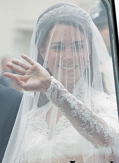 Das ist Englands zukünftige Königin: Kate Middleton kommt im weißen Brautkleid an der Abbey an.