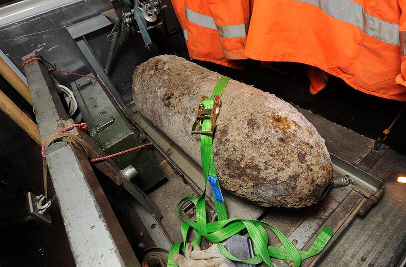 Sie ist der Grund für die Sperrung: Die entschärfte und verladene Fliegerbombe.