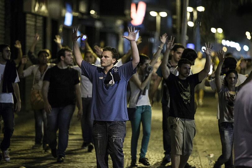 Knapp ein Jahr vor der Fußball-WM in Brasilien erlebt das Land einen ungeahnten Sturm des Protestes.