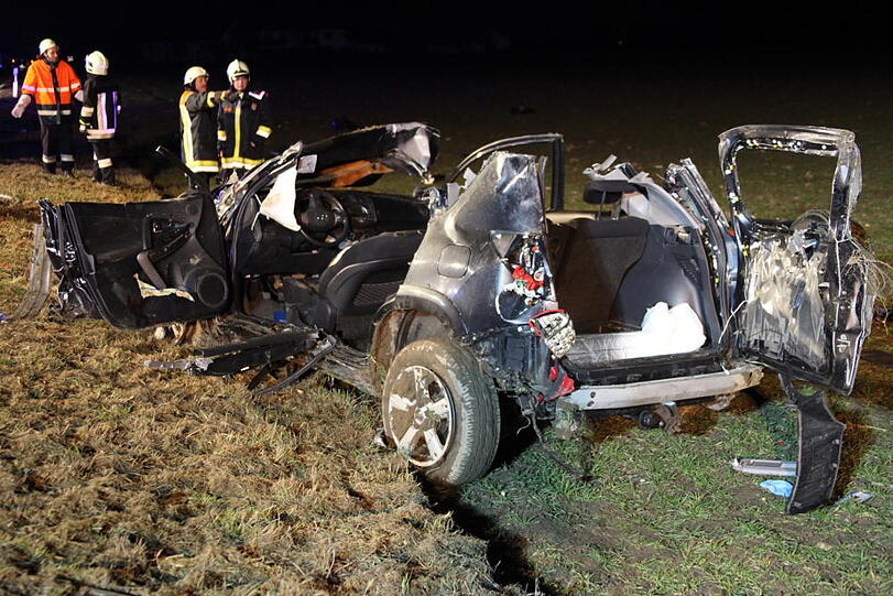 Schwerer Unfall auf der Staatsstraße 2550 bei Altötting. Der Fahrer des Wagens starb noch am Unfallort.