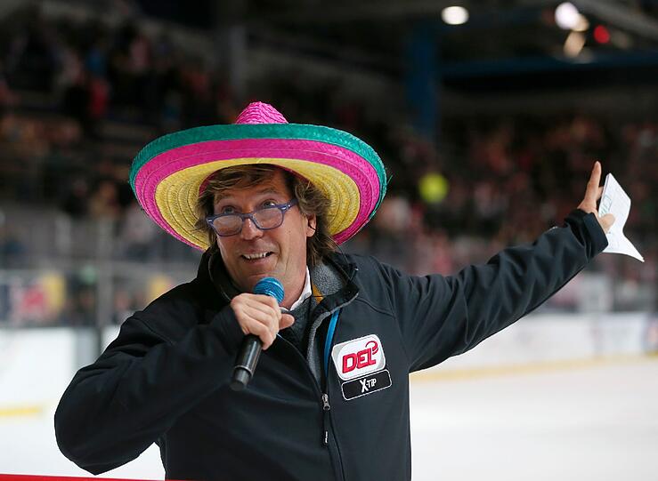 Leiht dem Münchner Eishockey seit 27 Jahren seine Stimme: Stefan Schneider.