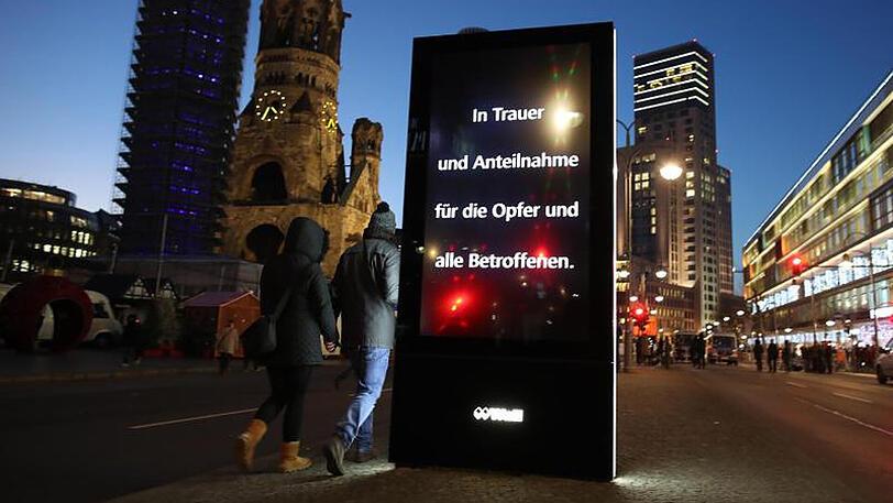 Eine Anzeigetafel mit der Aufschrift "In Trauer und Anteilnahme für die Opfer und alle Betroffenen." am Anschlagsort in der Nähe der Gedächtniskirche.