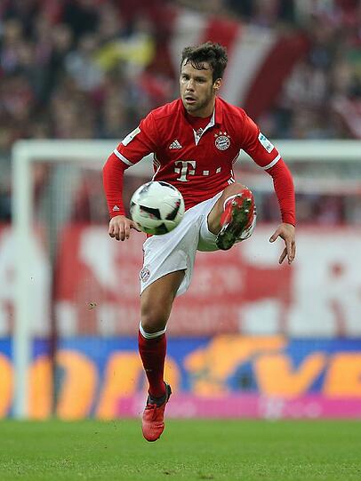 Juan Bernat: Note 4 - Für Alaba in der Startelf und gleich mit einer großen Chance: Vergab freistehend vor Fährmann (23.). Rettete gegen Goretzka in höchster Not (41.). Wechselhafte Leistung.