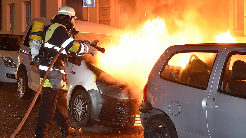 Ein Bild von Anfang Januar: Ein Feuerwehrmann löscht ein brennendes Auto in der Entenbachstraße.