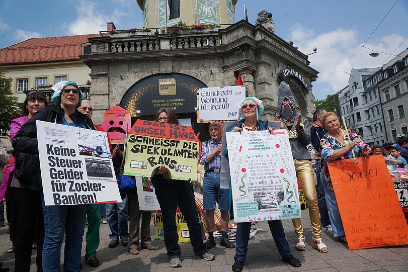 Etwa 70 Menschen der aktionsgruppe Untergiesing (Bündnis bezahlbares Wohnen und mehrerer Mietergemeinschaften gegen die GBW) demonstrieren vor dem Löwenbräukeller am Stiglmayerplatz und marschieren an der CSU Zentrale vorbei weiter bis zur GBW Zentrale an der Dom Pedro Straße.