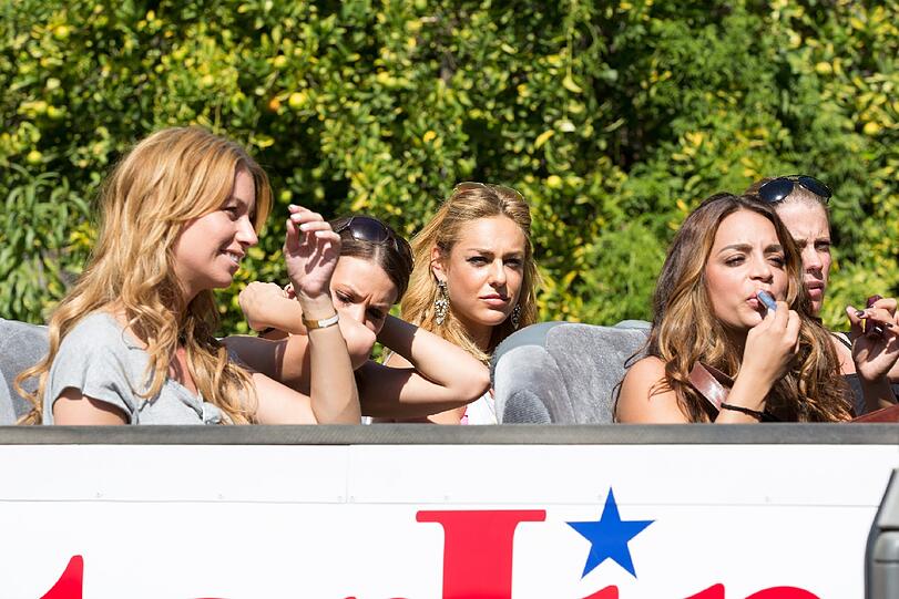 Der Bachelor holt seine auserwählten Ladies zum Gruppendate ab. Die anderen müssen in der Villa bleiben. (v.l.n.r.: Natascha, Petra, Samantha, Zisan, Anica, Carolin, Oliver)