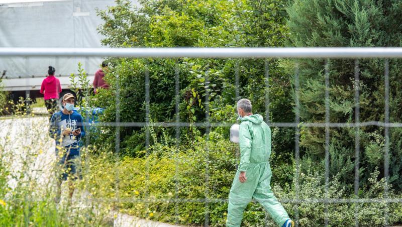 Ein Mann in Schutzanzug geht hinter einem Zaun. Foto: Armin Weigel/dpa Ein Mann in Schutzanzug geht hinter einem Zaun. Foto: Armin Weigel/dpa
