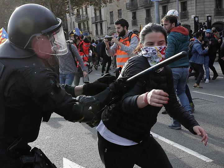 Elf Demonstranten wurden Medienberichten zufolge festgenommen.