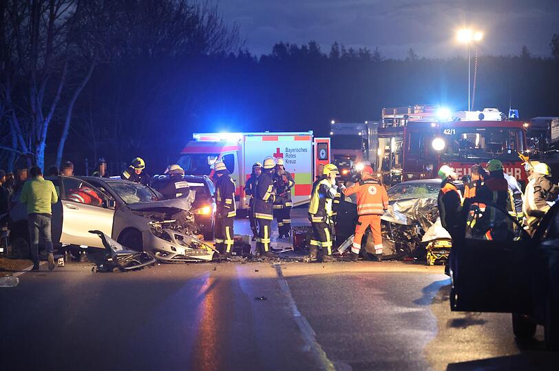 Die Feuerwehren aus Ramsau, Reichertsheim, Kirchdorf, Haag/OBB und die Kreisbrandinspektion Mühldorf, das BRK mit Notarzt und Einsatzleiter Rettungsdienst und die Polizei Haag waren bei dem Unfall auf der B12 in Höhe Raumsau im Einsatz.