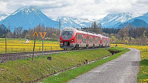 Mit der Bahn in die Berge – das möchten spätestens seit dem 49-Euro-Ticket viele. Doch in den Sommerferien droht vielerorts Ungemach.