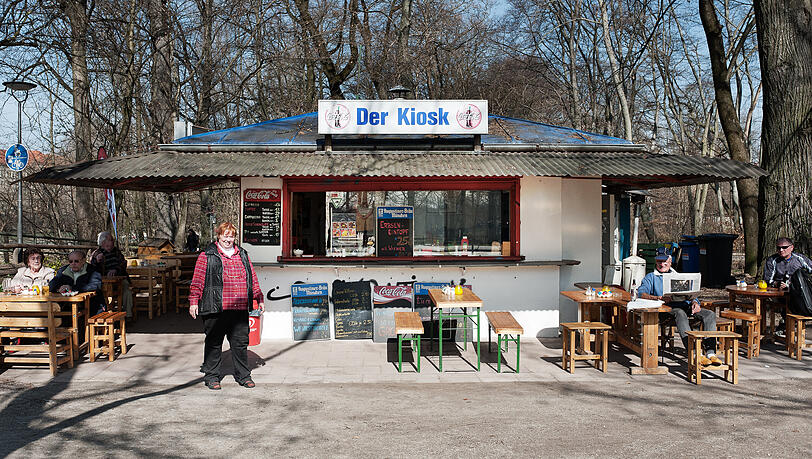 Kioskbetreiberin Cornelia Straub vor dem kultigen Häusl an der Wittelsbacherbrücke (Schyrenplatz 1). In den Nullerjahren hieß der noch ganz unprätentiös "Der Kiosk". Inzwischen ist er umbenannt in "Isarwahn".