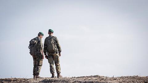 Deutsche Soldaten besichtigen den künftigen Standort der Brigade Litauen in Rudninkai.