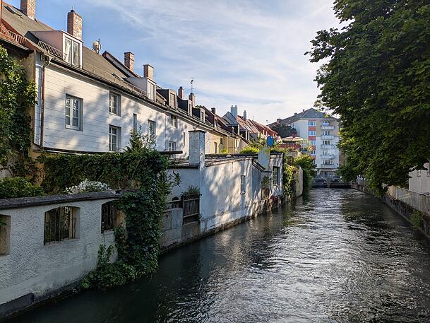 Blick von der Kupferhammerstraße auf Klein-Venedig. Ums Eck finden sich die Hofflohmärkte. Blick von der Kupferhammerstraße auf Klein-Venedig. Ums Eck finden sich die Hofflohmärkte.
