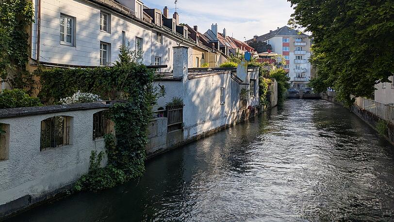 Blick von der Kupferhammerstraße auf Klein-Venedig. Ums Eck finden sich die Hofflohmärkte. Blick von der Kupferhammerstraße auf Klein-Venedig. Ums Eck finden sich die Hofflohmärkte.