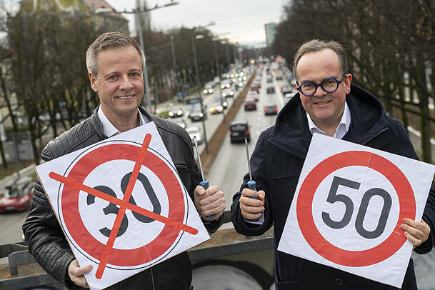 Michael Haberland (l), Pr&auml;sident vom &bdquo;Mobil in Deutschland e.V.&ldquo;, und CSU-OB-Kandidat Clemens Baumg&auml;rtner mit selbstgebastelten Schildern und Schraubenziehern an der Landshuter Allee.